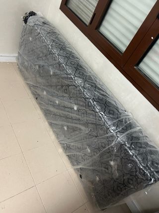 3 colchones y 2  mesitas redonadas