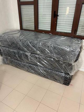 3 colchones y 2  mesitas redonadas