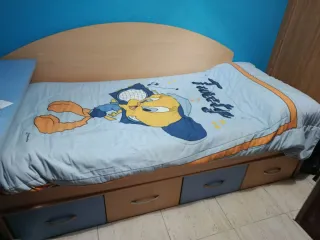 Habitación juvenil con escritorio