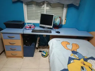 Habitación juvenil con escritorio