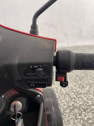 Moto scooter movilidad reducida 4 ruedas.