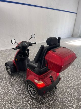 Moto scooter movilidad reducida 4 ruedas.