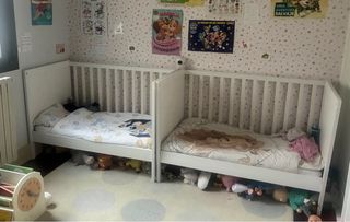 Cuna/cama infantil con colchón, duvet y sábanas