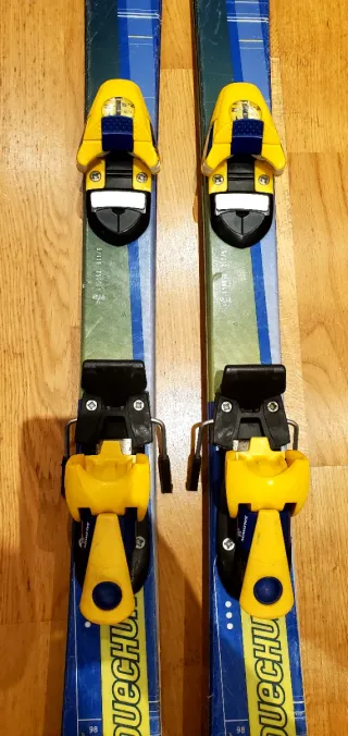 Esquís Quechua 1.18m con bastones.