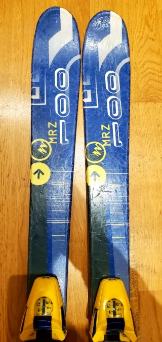 Esquís Quechua 1.18m con bastones.