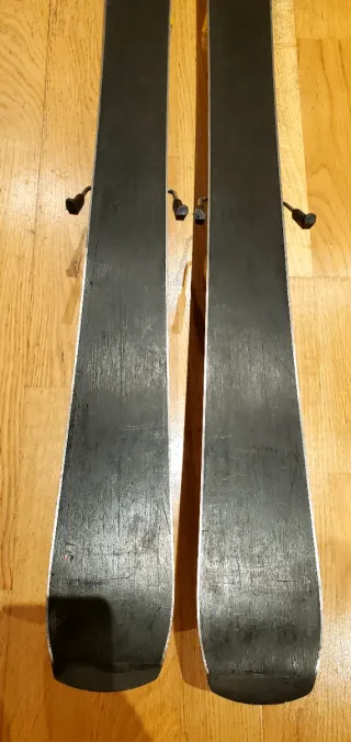 Esquís Quechua 1.18m con bastones.