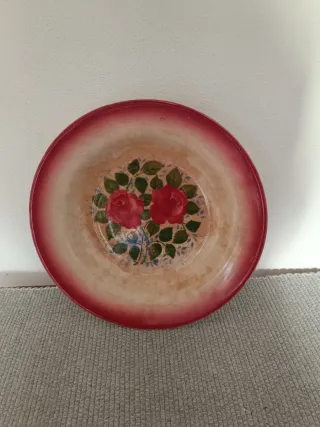 Prato muito antigo decorado com rosas vermelhas