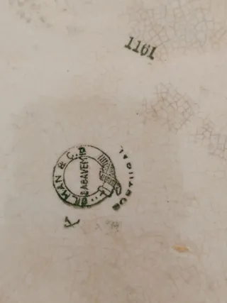 Prato muito antigo decorado com rosas vermelhas