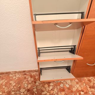 Armario, zapatero y cajonera de madera