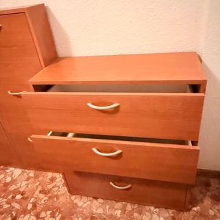 Armario, zapatero y cajonera de madera