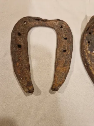 Dos herraduras antiguas