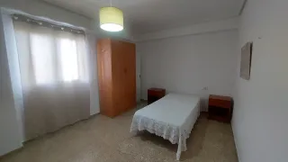 Alquilo  habitación ,  solo para chica  .