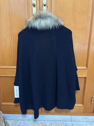 Poncho Negro con Cuello de Pelo