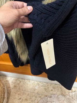 Poncho Negro con Cuello de Pelo