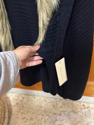 Poncho Negro con Cuello de Pelo
