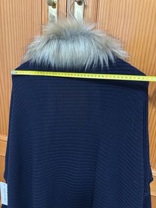 Poncho Negro con Cuello de Pelo