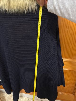 Poncho Negro con Cuello de Pelo