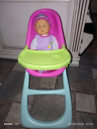 Muñeca con trona rosa y verde