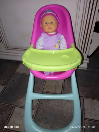 Muñeca con trona rosa y verde