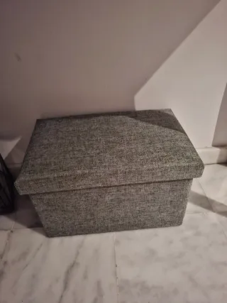 Puf de almacenaje gris de tela