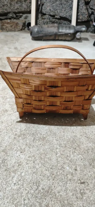 Cesto de mimbre artesanal