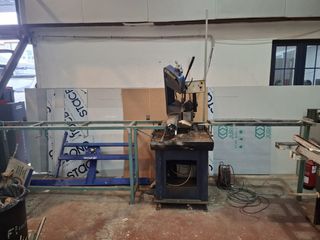 Sierra de cinta con soporte