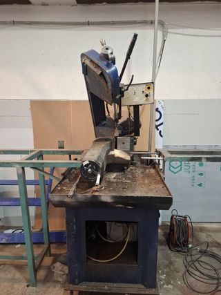 Sierra de cinta con soporte