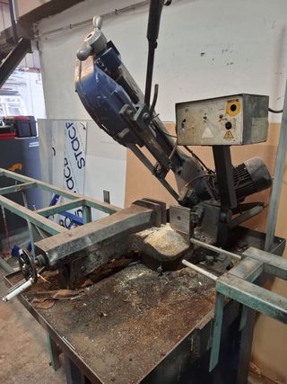 Sierra de cinta con soporte