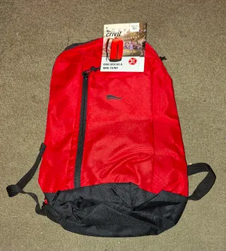 Mini mochila roja y negra