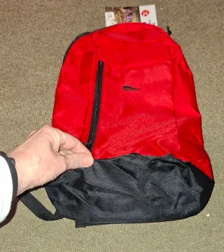 Mini mochila roja y negra