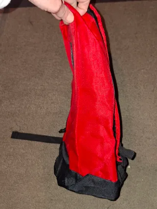 Mini mochila roja y negra