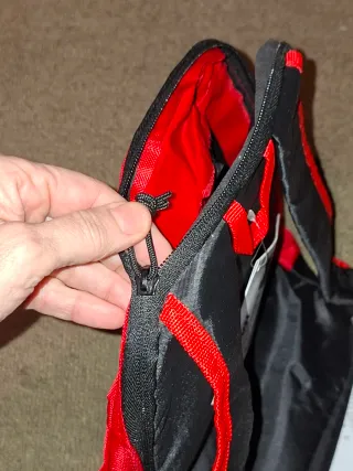 Mini mochila roja y negra