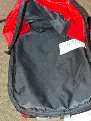 Mini mochila roja y negra