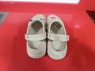 Crocs Beige con Charms Multicolor