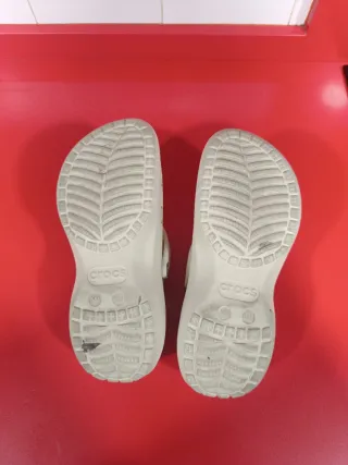 Crocs Beige con Charms Multicolor