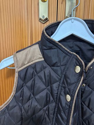 Chaleco acolchado negro y marrón