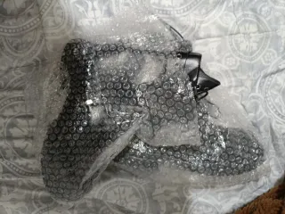 Botas nuevas negras con cremallera y tachuelas