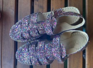 Sandalias tipo cangrejeras de purpurina multicolor