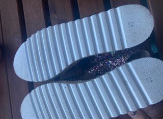 Sandalias tipo cangrejeras de purpurina multicolor