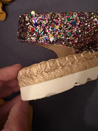 Sandalias tipo cangrejeras de purpurina multicolor