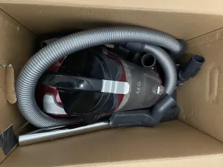 AEG. Aspirador sin bolsa. 800W