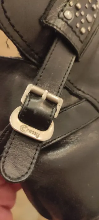 Botines de cuero negro con tachuelas