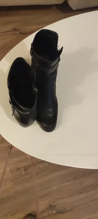 Botines de cuero negro con tachuelas