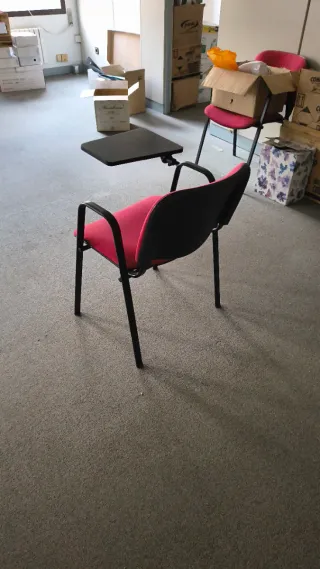 Silla con tabla de escritura roja