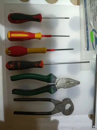Lote de herramientas: destornilladores y alicates