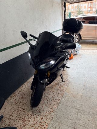 Yamaha FZ8 Negra con Baúl
