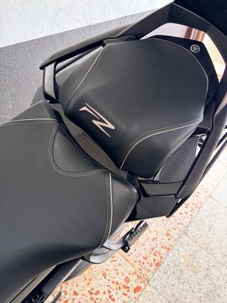 Yamaha FZ8 Negra con Baúl