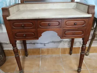 Tocador antiguo con espejo