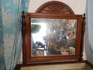 Tocador antiguo con espejo