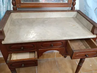 Tocador antiguo con espejo